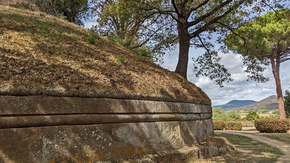 Etruskien tumulus-hautakumpu kauniissa maalaismaisemassa Laziossa.